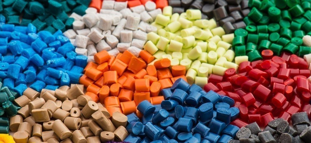 Biji plastik berwarna sebagai latar